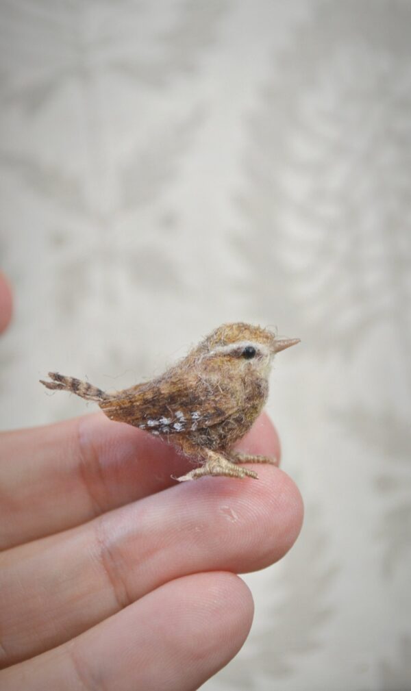 Miniature Needle Felted Wren – Handmade Wool Bird Sculpture (2 cm) - Image 10