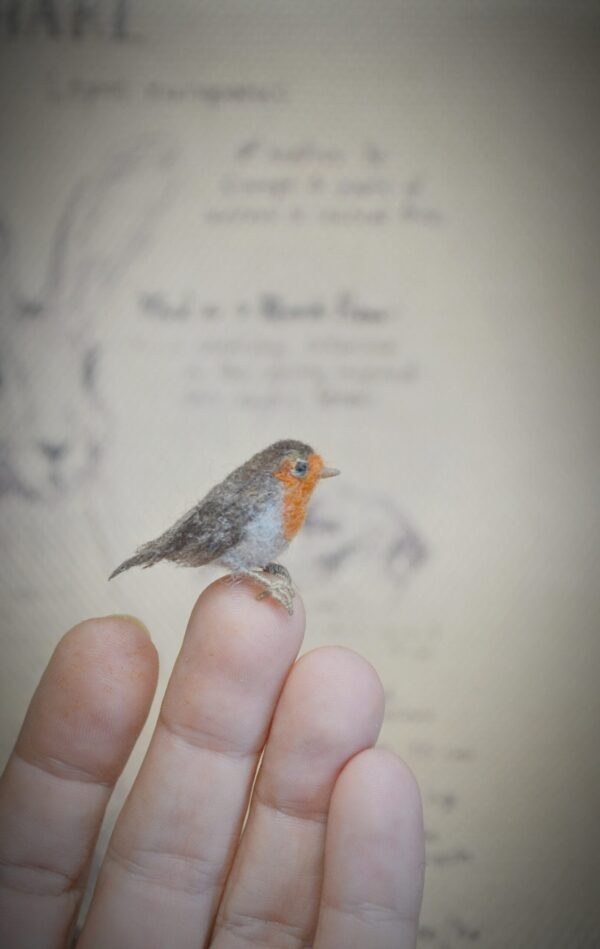 Miniature Wool Robin – 2 cm Handmade Bird Figurine