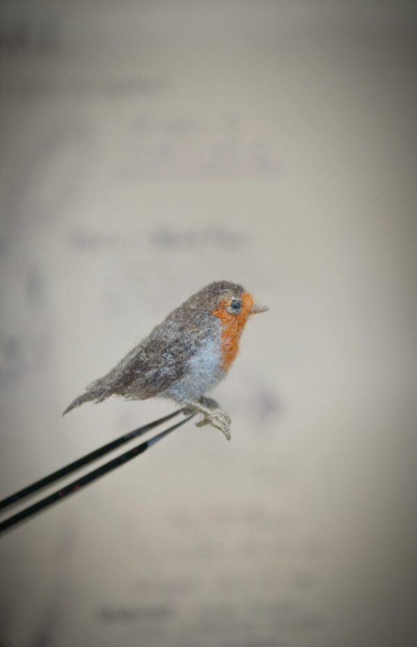 Miniature Wool Robin – 2 cm Handmade Bird Figurine