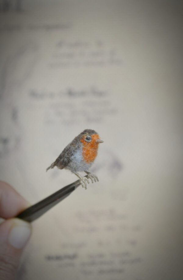 Miniature Wool Robin – 2 cm Handmade Bird Figurine