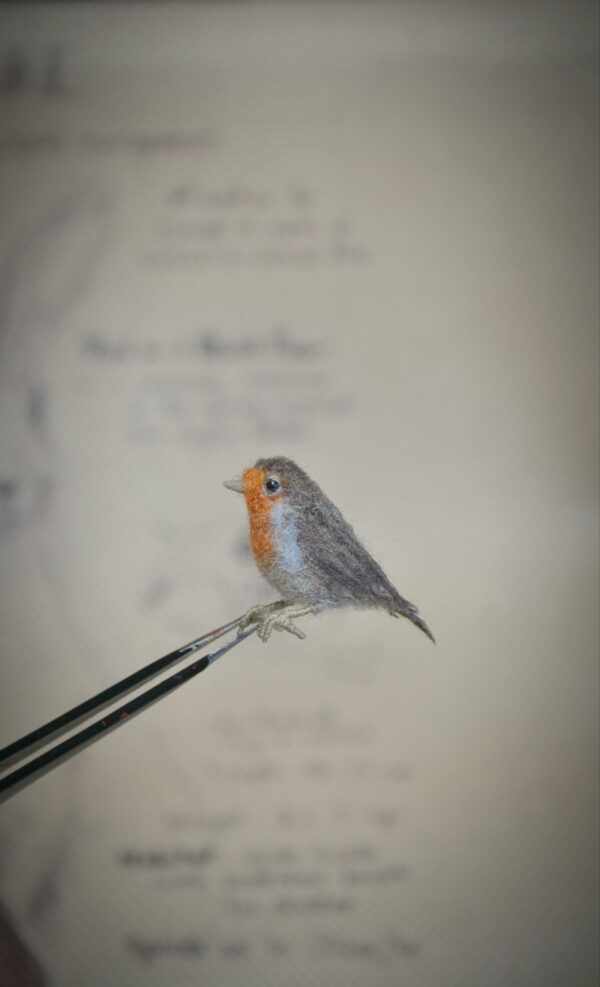 Miniature Wool Robin – 2 cm Handmade Bird Figurine