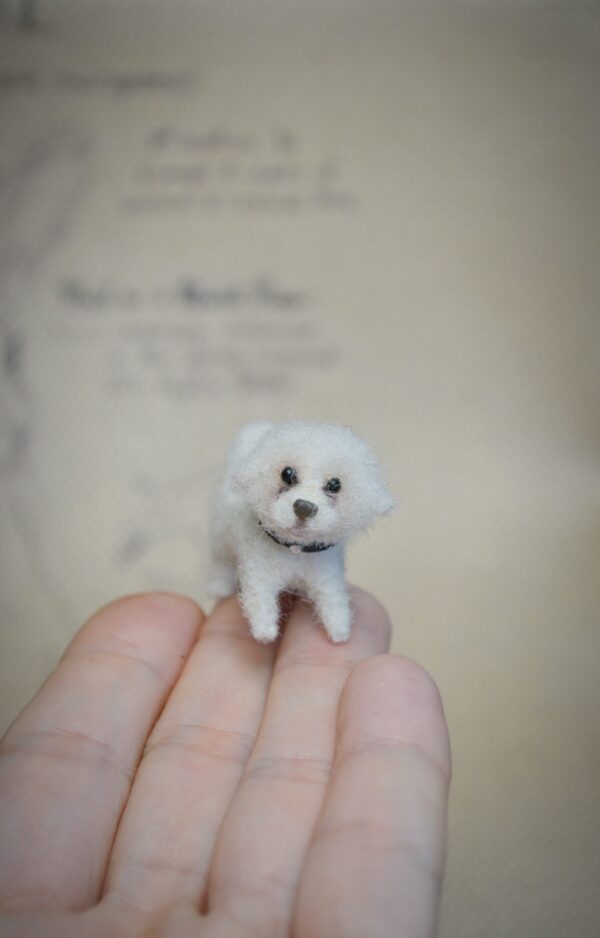 Meet this fluffy 2.5 cm white felted dog — inspired by Bichon & Maltipoo breeds! Poseable head, handmade with care. Perfect for dog lovers & collectors!
