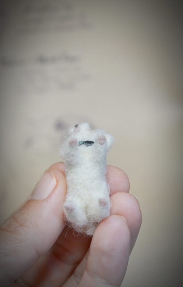 Meet this fluffy 2.5 cm white felted dog — inspired by Bichon & Maltipoo breeds! Poseable head, handmade with care. Perfect for dog lovers & collectors!