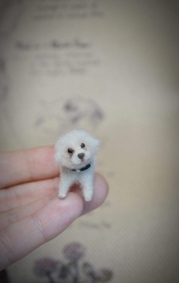 Meet this fluffy 2.5 cm white felted dog — inspired by Bichon & Maltipoo breeds! Poseable head, handmade with care. Perfect for dog lovers & collectors!