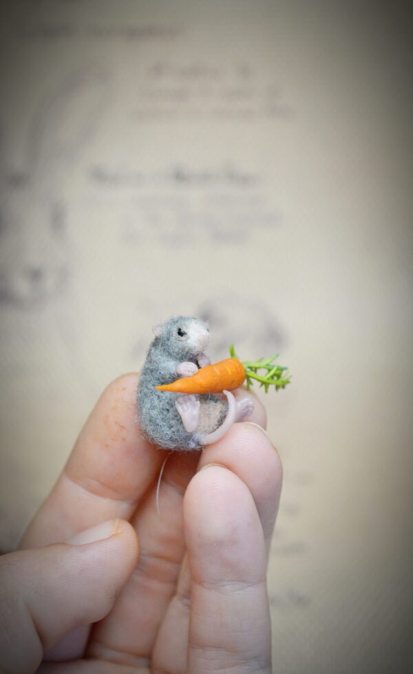 This tiny 2.5 cm wool mouse comes with its own miniature carrot! A sweet and expressive felted animal for collectors, fairy scenes, and dollhouse life.