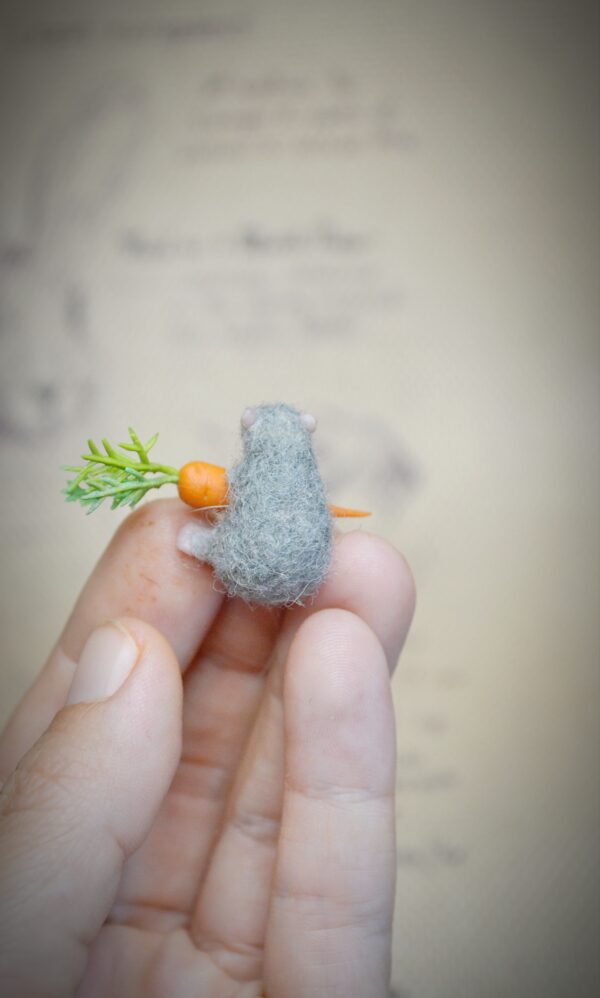 This tiny 2.5 cm wool mouse comes with its own miniature carrot! A sweet and expressive felted animal for collectors, fairy scenes, and dollhouse life.