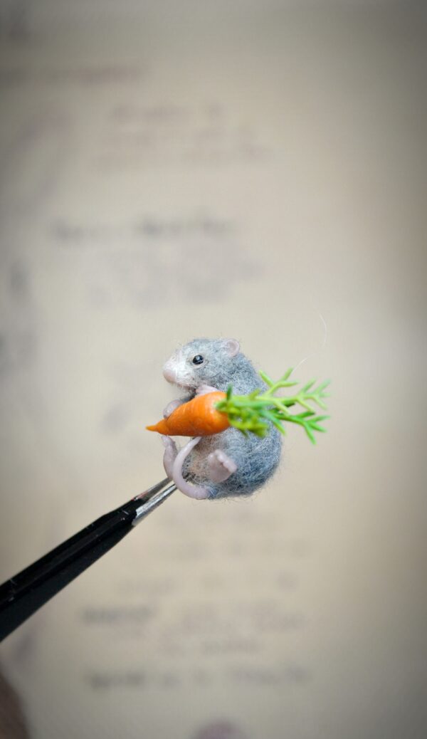 This tiny 2.5 cm wool mouse comes with its own miniature carrot! A sweet and expressive felted animal for collectors, fairy scenes, and dollhouse life.