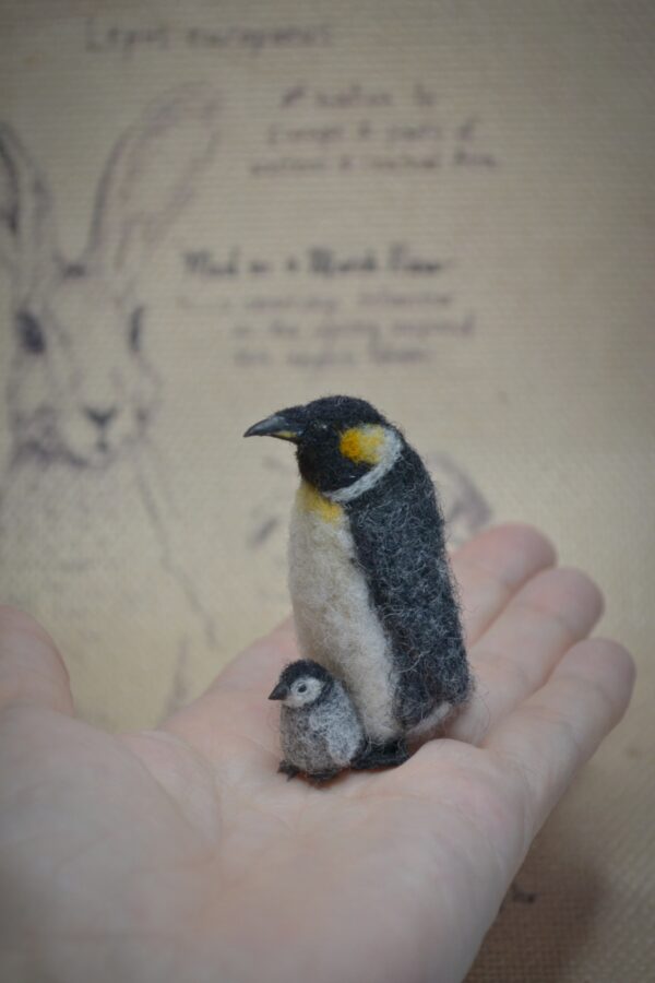 needle felted penguin with chick, penguin family miniature, handmade wool bird, felted animals collectible, miniature penguin figurine, winter decor miniature, penguin dollhouse collectible, tiny wool sculptures