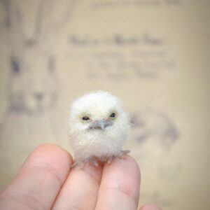 Realistic baby Snowy Owl miniature made from natural wool. Perfect for collectors, dollhouse scenes, and miniature wildlife displays. 🏷️ Tags (comma-separated): snowy owl miniature, baby owl figurine, miniature owl art, needle felted owl, dollhouse owl, wildlife miniature, tiny owl collectible